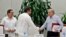  El jefe negociador del Gobierno colombiano, Humberto de la Calle (d), saluda al segundo jefe de las FARC y líder de los delegados de la guerrilla en La Habana, Luciano Marín (c), alias "Iván Márquez.