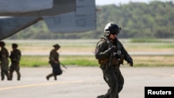 186 Miembros de la Fuerza Aérea de los EE. UU. que colaborarán en la coordinación y entrega de suministros a zonas remotas afectadas por terremotos llegan al Aeropuerto Internacional Simón Bolívar, en Maiquetía.