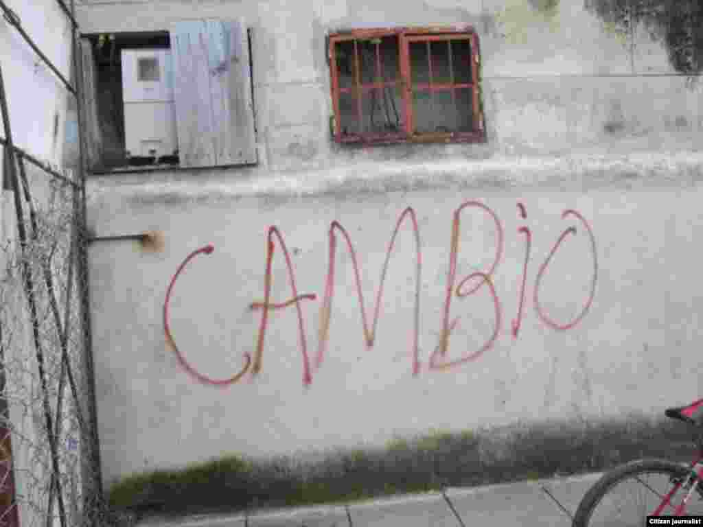 Reporteros de crisitanosxcuba muestran graffitis en Santa Clara