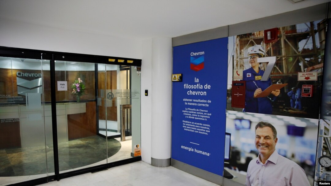 El logo de Chevron en la oficina de la empresa estadounidense en Caracas. (REUTERS/Carlos Garcia Rawlins/File)