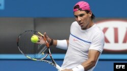 Rafael Nadal durante una práctica en el Abierto de Australia.