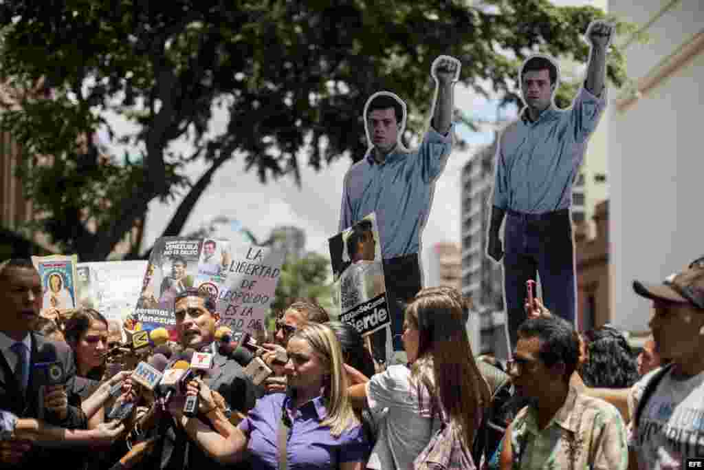 Juan Carlos Gutiérrez (i), abogado del dirigente politico opositor Leopoldo López ofrece declaraciones ante la prensa en las inmediaciones del Palacio de Justicia.