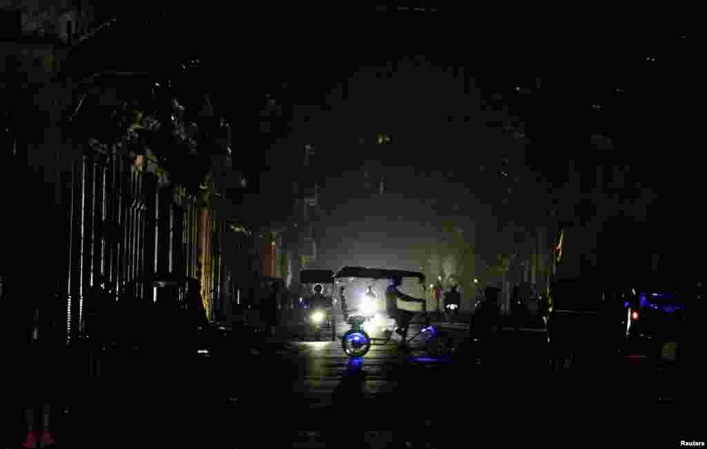 Un conductor de bicitaxi cruza una calle mientras la red eléctrica nacional de Cuba colapsaba nuevamente el lunes, en momentos en que el gobierno intentaba restablecer el suministro tras un apagón general ocurrido el domingo, en La Habana, Cuba, el 3 de agosto de 2026. REUTERS/Norlys Perez