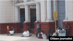 Reporta Cuba / foto Noiber García / Vendedores ambulantes en Guantánamo