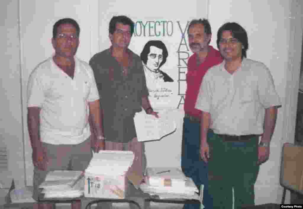 Consejo Coordinador del Movimiento Cristiano Liberación en su sede en La Habana, la casa de Josefina Payá, un día antes de entregar las firmas del Proyecto Varela en 2002. De izq a der: Tony Díaz, Oswaldo Payá, Miguel Saludes y Regis Iglesias. &nbsp;