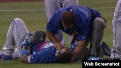 Puig recibió un golpe en el rostro y cuello tras chocar con Kendrick.