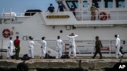 Oficiales cubanos y de la Guardia Costera supervisan una operación de repatriación de cubanos en la Bahía de Orozco en Artemisa en junio de 2021. (AP Photo/Ramon Espinosa).