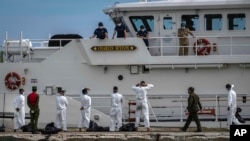 Autoridades de Cuba y EEUU supervisan una operación de repatriación. En la reunión de esta semana ambos países reiteraron la comunicación en tiempo real para detectar contrabandistas de personas o narcotraficantes.