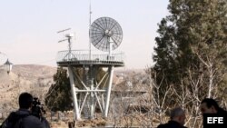 Imagen de archivo de una antena satelital