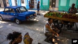 Un vendedor ambulante en La Habana, en julio de 2023. (AP Photo/Ramon Espinosa)