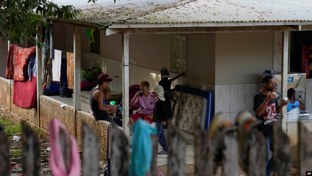 Migrantes en un refugio en Assis, Brasil, el 20 de junio de 2024. (Foto AP/Martín Mejía)