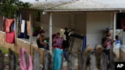 Migrantes en un refugio en Assis, Brasil, el 20 de junio de 2024. (Foto AP/Martín Mejía)