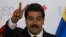 Maduro hace la señal de la victoria