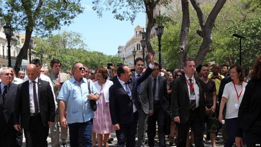 El presidente de Francia François Hollande (c) realiza un recorrido por el Paseo del Prado, en La Habana (11 de mayo, 2015).