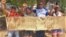 Foto de activistas en el poblado de Antilla, provincia de Holguín, durante campaña exigiendo el cierre de las fronteras, el 21 de marzo. (Imagen cortesía de Esber Rafael Ramírez) 