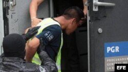 Policías federales conducen al máximo líder de Guerreros Unidos, Sidronio Casarrubias Salgado.