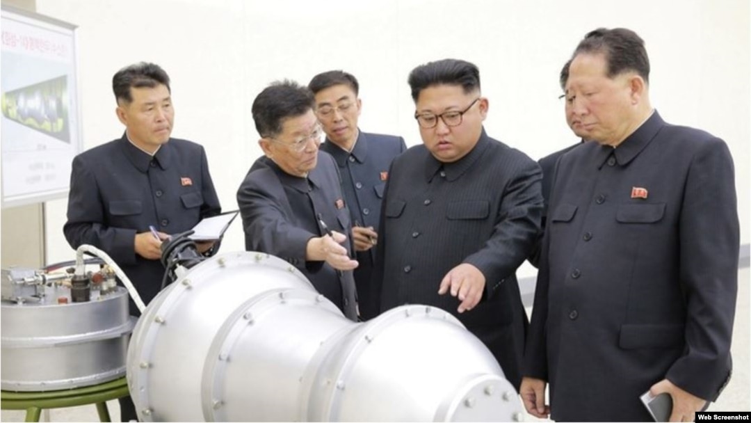 El gobernante norcoreano Kim Jong Un examina la bomba de hidrógeno. 