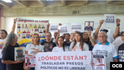 Familiares de presos políticos exigen desde la UCV la libertad de sus familiares