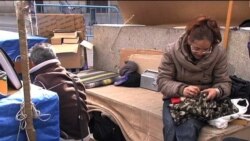 Expatriados cubanos continúan protestando en una plaza en Madrid