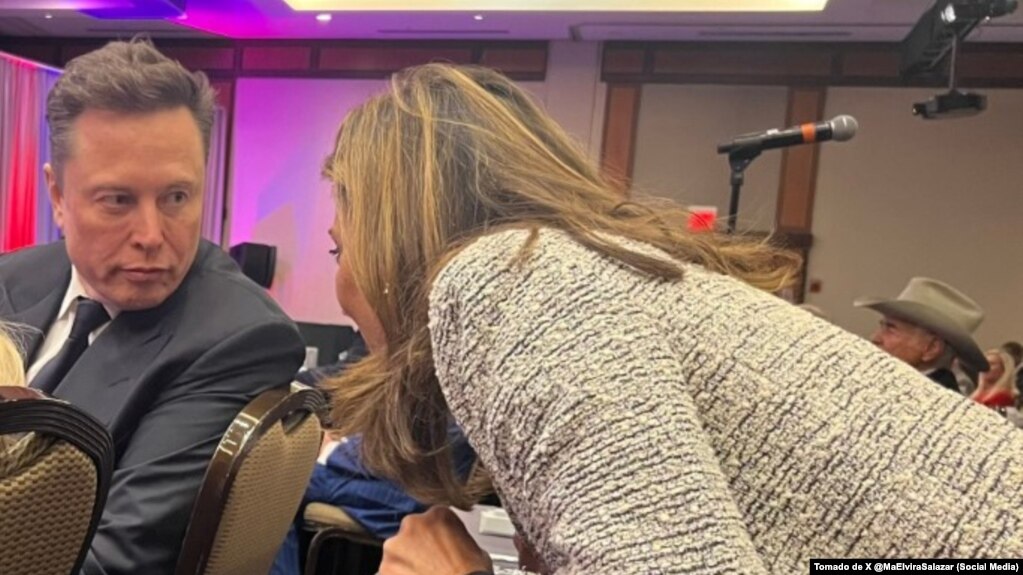 La congresista María Elvira Salazar conversa con Elon Musk.