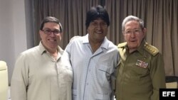 Raúl Castro visita a Evo Morales en el hospital donde se recupera