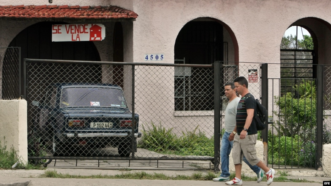 Una casa con garaje a venta en La Habana. EFE.
