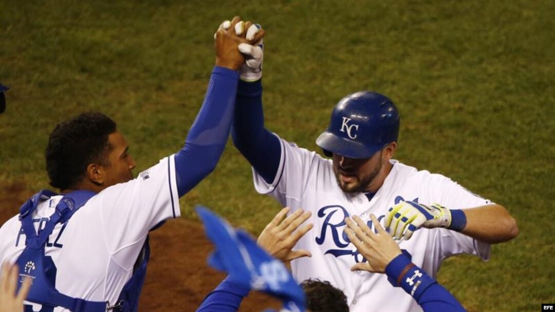 El bateador de los Reales de Kansas City Mike Moustakas y su compañero Salvador Pérez (i) celebran un jonrón durante el sexto juego de la Serie Mundial contra los Gigantes de San Francisco.