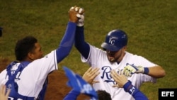 El bateador de los Reales de Kansas City Mike Moustakas y su compañero Salvador Pérez (i) celebran un jonrón durante el sexto juego de la Serie Mundial contra los Gigantes de San Francisco.