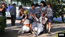 Miembros de la Policía y de la seguridad cubanas disuelven por la fuerza una protesta de las Damas de Blanco en La Habana, donde reclamaban la libertad de los presos políticos. EFE/Alejandro Ernesto