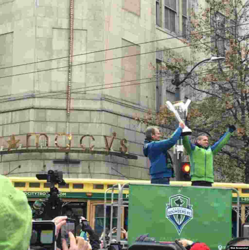Osvaldo &quot;Ozzie&quot; Alonso celebra la victoria alcanzada por su equipo, los Seattle Sounders, campeones de MLS.
