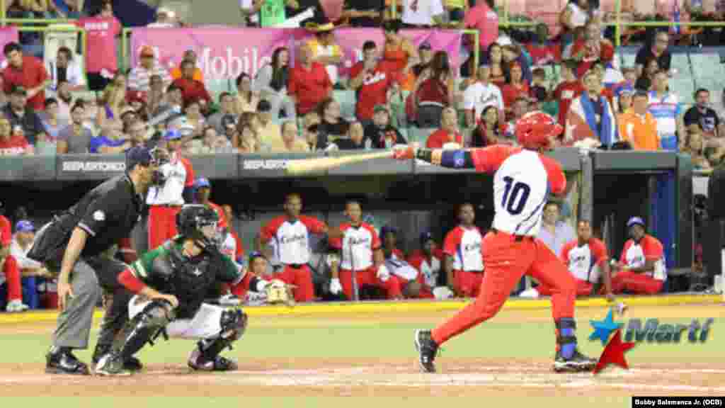 Secuencia de fotografías del jonrón conectado por Yulieski Gourriel y pone el juego 3-1 a favor de Cuba. Foto: Bobby Salamanca Jr.