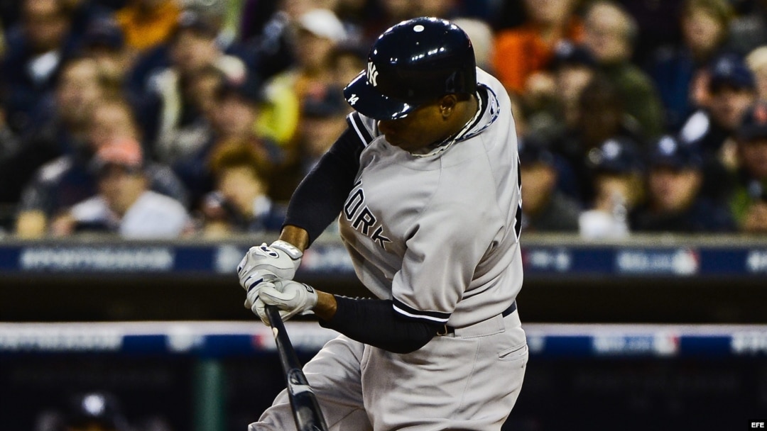 El jugador Curtis Granderson de los Yanquis de Nueva batea ante los Tigres de Detroit 