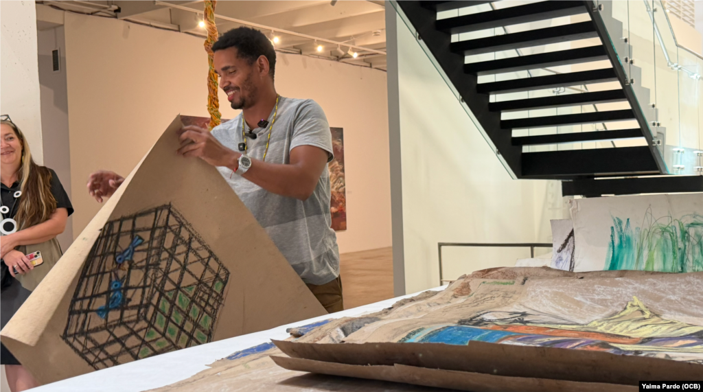 La muestra forma parte de la residencia artística de El Espacio 23 en Miami, donde el artista continúa su trabajo tras salir de Cuba.