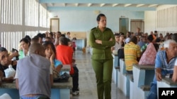 Hora de la visita familiar en una cárcel cubana, un derecho negado a muchos presos políticos en la isla. (Archivo/AFP)