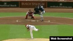 El cubano Yunel Escobar pegó un doble contra los Cardenales de San Luis.