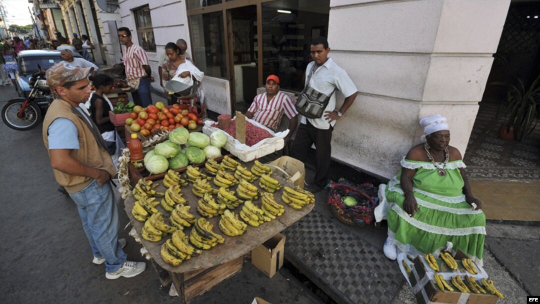 cuba- vida diaria- Según la publicación la clave está en dejar libres a los cuentapropistas para que saquen a la economía del hoyo.