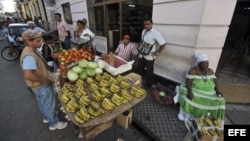 cuba- vida diaria- Según la publicación la clave está en dejar libres a los cuentapropistas para que saquen a la economía del hoyo.