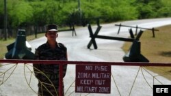 Soldado cubano custodia entrada al puesto fronterizo "Punto 8", cerca de base naval, Guantánamo
