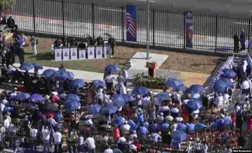 Una banda de música ameniza la espera hasta la llegada del secretario de Estado John Kerry a la embajada de EEUU en Cuba. Lo recibieron un mambo del músico Pérez Prado.