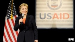 El dirigente de Nuevas Generaciones Ángel Carromero (d) a su salida esta tarde de la Prisión de Segovia tras la obtención del tercer grado o régimen abierto que le ha concedido hoy Instituciones Penitenciarias. EFE/Valentín Gonzalo