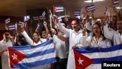 Médicos cubanos llegan al Aeropuerto Internacional José Martí de La Habana procedentes de Bolivia. 