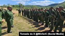 Jóvenes soldados de Granma escuchan al General de División Eugenio Armando Rabilero Aguilera, el Jefe del Ejército Oriental.