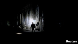 Un hombre camina por una calle de La Habana en la oscuridad del apagón. (Reuters/Norlys Perez)