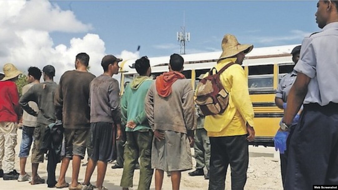 Migrantes cubanos arrestados en Bahamas.