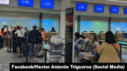 Médicos cubanos en el aeropuerto internacional Ramón Villeda, de San Pedro Sula. 