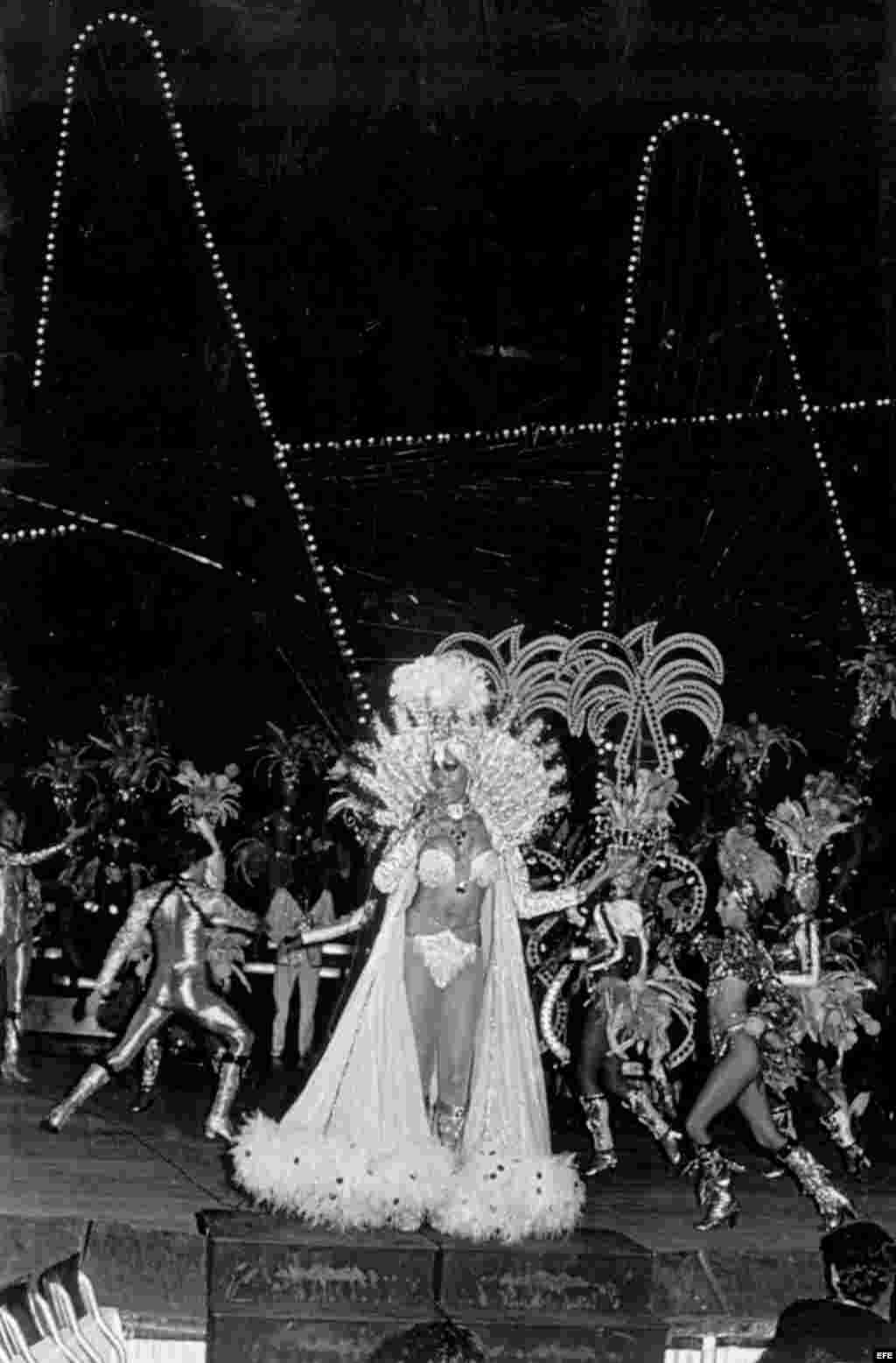 Momento del espect&aacute;culo que se ofrece en el Cabaret Tropicana, La Habana 1984.