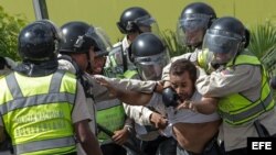 Miembros de la Policía Nacional Bolivariana en acción.