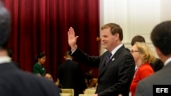 El ministro de Asuntos Exteriores de Canadá, John Baird (C), saluda a sus homólogos durante la reunión anual de ministros de asuntos exteriores de la Asociación de Naciones del Sudeste Asiático (ASEAN).