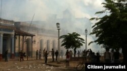 Fuefos artificiales y morteros para recibir el verano en Remedios.