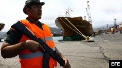 Un soldado custodia uno de los muelles en Puerto Cabello tras ser nacionalizado por el gobierno.